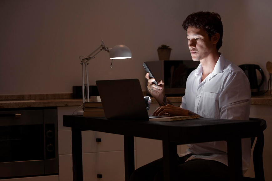 person working at night on a laptop showing why am I more motivated at night