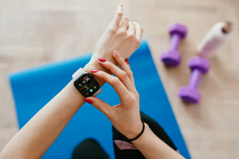 Smartwatch tracking a workout routine to show how to stick to good habits through consistency.